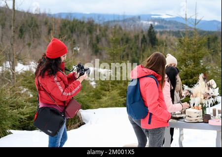 Vorokhta, Ucraina 31 marzo 2021: Un gruppo di fotografi in formazione, formazione di fotografi professionisti in Ucraina. Foto Stock