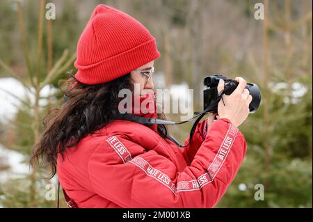 Vorokhta, Ucraina 31 marzo 2021: Un gruppo di fotografi in formazione, formazione di fotografi professionisti in Ucraina. Foto Stock