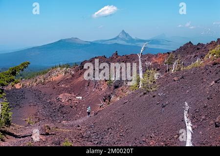 Mount Washington, Jefferson e Three Fingred Jack sopra i campi di lava, Pacific Crest Trail, Oregon, USA Foto Stock