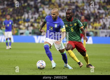 Al Daayen, Qatar. 02nd Dec, 2022. Daniel Alves aka Dani Alves del Brasile, Nicolas Moumi Ngamaleu del Camerun durante la Coppa del mondo FIFA 2022, partita di calcio del Gruppo G tra Camerun e Brasile il 2 dicembre 2022 allo stadio Lusail di al Daayen, Qatar - Foto: Jean Catuffe/DPPI/LiveMedia Credit: Independent Photo Agency/Alamy Live News Foto Stock