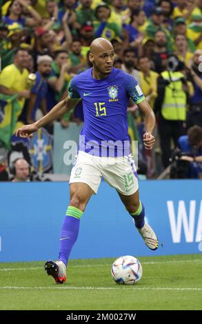 Al Daayen, Qatar. 02nd Dec, 2022. Fabinho del Brasile durante la Coppa del mondo FIFA 2022, partita di calcio del Gruppo G tra Camerun e Brasile il 2 dicembre 2022 al Lusail Stadium di al Daayen, Qatar - Foto: Jean Catuffe/DPPI/LiveMedia Credit: Independent Photo Agency/Alamy Live News Foto Stock