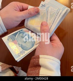 Vista dall'alto mano dell'uomo che conta denaro turco. Banconota da lire turca banconota da lire turca. Foto a tema economia e finanza. Foto Stock