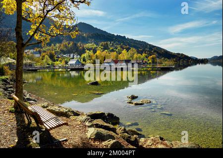 Sentiero lungo il lago e le boathouses sul grande lago autunnale Alpsee vicino a Bühl, Immenstadt im Allgäu, alta Allgäu, Baviera, Germania, Europa Foto Stock