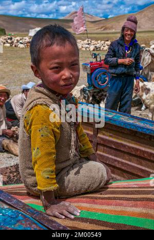 Ragazzo tibetano, lungo la strada da Tsochen a Lhasa, Tibet occidentale, Asia Foto Stock