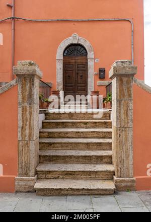 Porta con scala, Sorano, Toscana, Italia, Europa Foto Stock