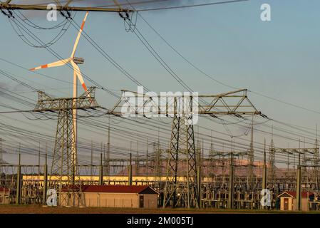 Piloni elettrici, turbine eoliche, linee ad alta tensione, sottostazione Wolmirstedt, Sassonia-Anhalt, Germania, Europa Foto Stock