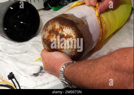 Serbatoio a pressione di gas arrugginito all'esterno sul fondo Immersioni bomboletta ad aria compressa per immersioni di Sporttaucher, Germania, Europa Foto Stock