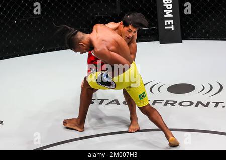 Pasay City, Filippine. 3rd Dec, 2022. Eduard Folayang (Back) delle Filippine compete contro Edson Marques del Brasile durante la loro lotta leggera nel torneo di arti marziali miste di One Championship a Pasay City, nelle Filippine, 3 dicembre 2022. Credit: Rouelle Umali/Xinhua/Alamy Live News Foto Stock