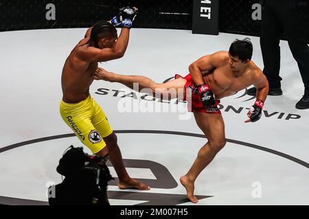 Pasay City, Filippine. 3rd Dec, 2022. Eduard Folayang (R) delle Filippine compete contro Edson Marques del Brasile durante la loro lotta leggera nel torneo di arti marziali miste di un campionato a Pasay City, nelle Filippine, 3 dicembre 2022. Credit: Rouelle Umali/Xinhua/Alamy Live News Foto Stock