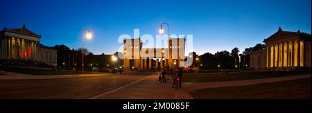 Panorama Königsplatz con la Collezione Statale di Antichità classiche, Propyläen e Glypthek, illuminati in serata, Monaco, Baviera, Germania, E. Foto Stock