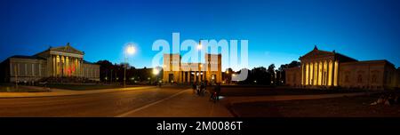 Panorama Königsplatz con la Collezione Statale di Antichità classiche, Propyläen e Glypthek, illuminati in serata, Monaco, Baviera, Germania, E. Foto Stock