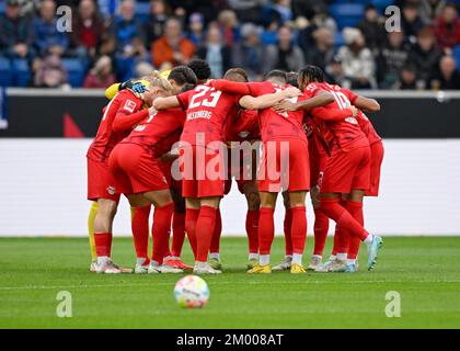 Teambuilding, cerchio della squadra davanti all'inizio della partita RasenBallsport Leipzig, PreZero Arena, Sinsheim, Baden-Württemberg, Germania, Europa Foto Stock