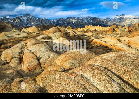 Masso di granito con catena montuosa della Sierra Nevada sullo sfondo, Lone Pine Peak, 12994 metri, Mt. Whitney, 14497, la montagna più alta degli Stati Uniti, Lower 48, A. Foto Stock