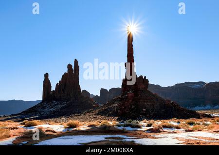 Totem Polem, Monument Valley in inverno, Mesa e monoliti, neve e dune di sabbia, Utah, Stati Uniti, Nord America Foto Stock