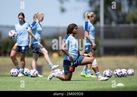 Sydney, Australia. 03rd Dec, 2022. Il Madison Haley del Sydney FC si scalda prima del turno 3 A-League Women's match tra il Sydney FC e il Western Sydney Wanderers FC al Marconi Stadium, il 03 dicembre 2022, a Sydney, Australia. (Foto : Izhar Khan) IMMAGINE LIMITATA AD USO EDITORIALE - RIGOROSAMENTE NESSUN USO COMMERCIALE Credit: Izhar Ahmed Khan/Alamy Live News/Alamy Live News Foto Stock