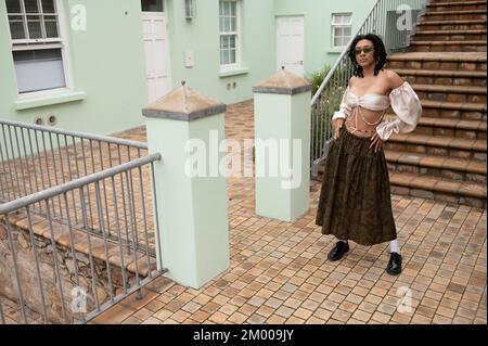 Giovane donna alla moda scattata all'aperto Foto Stock