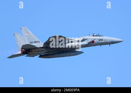 Prefettura di Fukuoka, Giappone - 14 aprile 2014: Boeing F-15J Eagle Boeing della Japan Air Self-Defense Force con afterbruciatori completi. Foto Stock