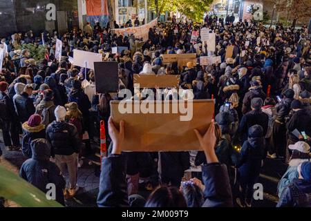 Boston, Stati Uniti. 02nd Dec, 2022. Una visione generale della protesta in solidarietà con il popolo Urumqi al Memoriale di Tiananmen. Oltre 400 persone partecipano a una veglia a lume di candela al Tiananmen Memorial a Boston Chinatown per protestare contro la politica cinese di zero-covid e per commemorare le vittime del tragico incendio di Urumqi il 2 dicembre 2022. (Foto di Tang Ka Huen/SOPA Images/Sipa USA) Credit: Sipa USA/Alamy Live News Foto Stock