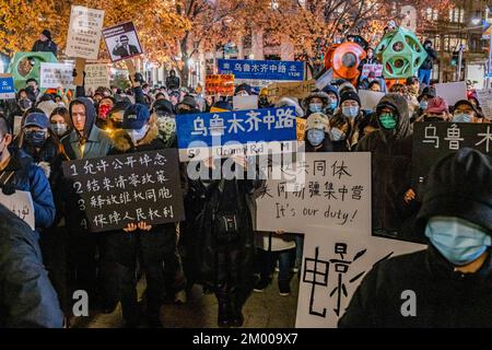 Boston, Stati Uniti. 02nd Dec, 2022. I dimostranti tengono libri bianchi e cartelli durante una protesta in solidarietà con il popolo Urumqi al Memoriale di Tiananmen. Oltre 400 persone partecipano a una veglia a lume di candela al Tiananmen Memorial a Boston Chinatown per protestare contro la politica cinese di zero-covid e per commemorare le vittime del tragico incendio di Urumqi il 2 dicembre 2022. (Foto di Tang Ka Huen/SOPA Images/Sipa USA) Credit: Sipa USA/Alamy Live News Foto Stock