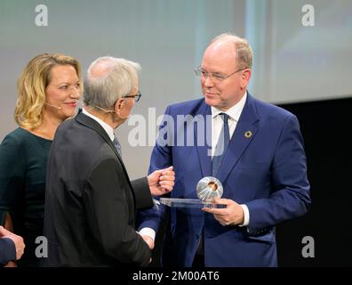 SD Principe Alberto II di Monaco, vincitore del premio onorario, con il Prof. Antje BOETIUS, direttore dell'Istituto Alfred Wegener e Klaus TOEPFER (Topfer), politico, presentazione del Premio tedesco per la sostenibilità il 2nd dicembre 2022 a Duesseldorf/Germania. Foto Stock