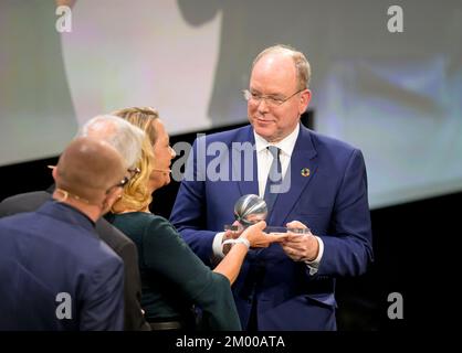 SD il Principe Alberto II di Monaco, vincitore del premio onorario, riceve il premio dal Prof. Antje BOETIUS, Direttore dell'Istituto Alfred Wegener, presentazione del Premio tedesco per la sostenibilità il 2nd dicembre 2022 a Duesseldorf/Germania. Foto Stock