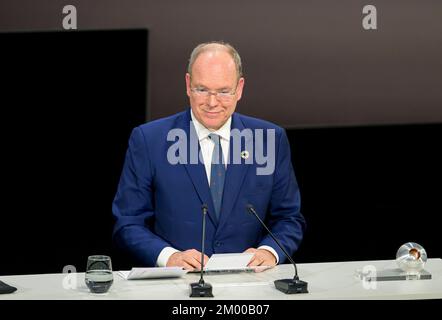 SD Principe Alberto II di Monaco, vincitore del premio onorario, durante il suo discorso. Presentazione del Premio tedesco per la sostenibilità il 2nd dicembre 2022 a Duesseldorf/Germania. Foto Stock