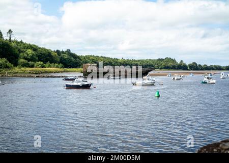 BALLINA, IRLANDA - 15 2022 LUGLIO - nave in cemento situata sul fiume Moy. Foto Stock