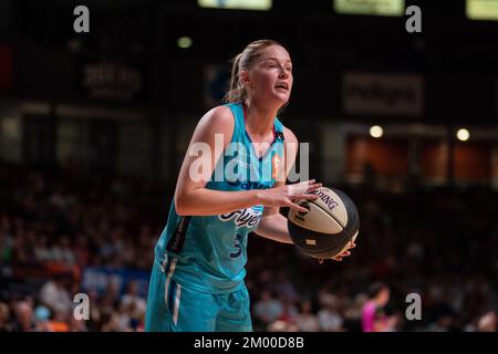 Adelaide, Australia. 03rd Dec, 2022. Adelaide, South Australia, 3rd 2022 dicembre: Aimie Rocci (3 Southside Flyers) chiama il gioco durante il gioco Cygnett WNBL tra Adelaide Lightning e Southside Flyers all'Adelaide 36ers Arena di Adelaide, Australia. (NOE Llamas/SPP) Credit: SPP Sport Press Photo. /Alamy Live News Foto Stock