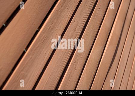 Destin, Florida- primo piano di un legno dipinto listelli listelli. Messa a fuoco selettiva di una parete di tavole di legno marrone all'aperto con angolo inclinato ripresa. Foto Stock