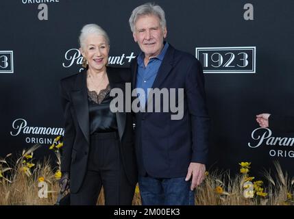 Los Angeles, Stati Uniti. 02nd Dec, 2022. (L-R) Helen Mirren e Harrison Ford alla 1923 Premiere della Paramount tenuta alla Legione americana di Hollywood a Hollywood, CA venerdì 2 dicembre 2022. (Foto di Sthanlee B. Mirador/Sipa USA) Credit: Sipa USA/Alamy Live News Foto Stock