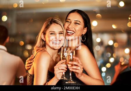 Ritratto, champagne e clubing con amici donne bere alcol in celebrazione del nuovo anno. Festa, diversità ed evento con una femmina e. Foto Stock