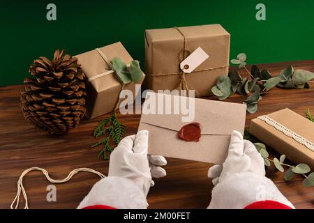 Babbo Natale leggere i desideri dei bambini alla vigilia di Natale Foto Stock