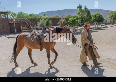 Alméria Spain - 09 15 2021: Spettacolo dal vivo, cowboy a piedi con il suo cavallo, su Oasys - Mini Hollywood, parco a tema spagnolo occidentale, Western cowbo Foto Stock