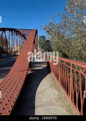 Ponte di ferro rosso, Alzira, Valencia, Spagna Foto Stock