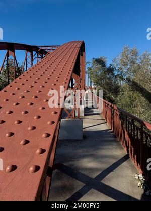 Ponte di ferro rosso, Alzira, Valencia, Spagna Foto Stock