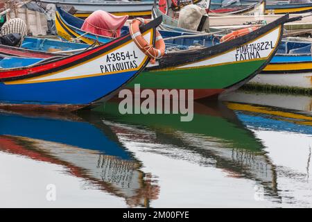 Torreira Aveiro Portugal - 08 07 2022 : Vista dettagliata sulla barca anteriore del moliceiro, una barca tradizionale usata per raccogliere le alghe, riflessione sull'acqua, Ty Foto Stock