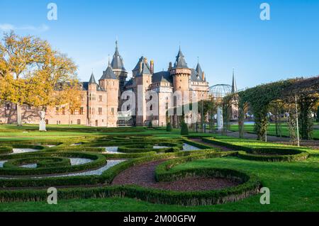 Castello 'De Haar' vicino Haarzuilens, Paesi Bassi con giardini rinascimentali francesi in una giornata di sole in autunno Foto Stock