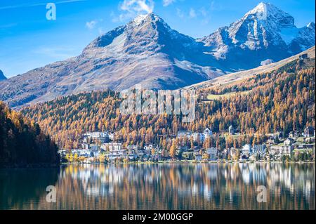 Idilliaca vista del lago di Saint Moritz (Lej da San Murezzan) in una giornata tranquilla e soleggiata nel mese di ottobre Foto Stock