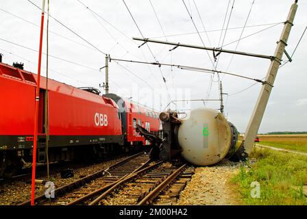 Gramatneusiedl, Austria - 27 luglio 2005: Incidente ferroviario con carri naufragati Foto Stock