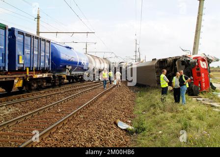 Gramatneusiedl, Austria - 27 luglio 2005: Persone non identificate per la loro esperienza in materia di danni dopo un incidente ferroviario con carri distrutti Foto Stock