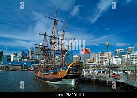 Sydney, Australia - 11 febbraio 2008: HMS Endeavour - nave dello scopritore Capitano Cook, Museo Marittimo in Darling Harbour e Sydney Tower aka Centre Foto Stock