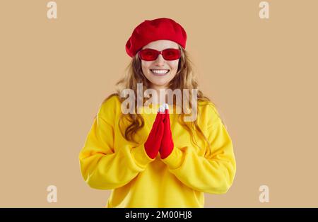 Ritratto di donna felice eccitata che con gioia le batte le mani in previsione di qualcosa di piacevole. Foto Stock