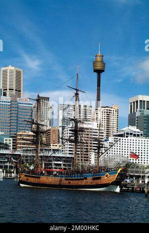 Sydney, Australia - 11 febbraio 2008: HMS Endeavour - nave dello scopritore Capitano Cook, Museo Marittimo in Darling Harbour e Sydney Tower aka Centre Foto Stock