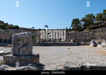 Rovine della piazza della fontana ellenistica nell'antico sito archeologico di Kamiros Foto Stock