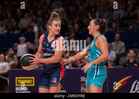 Adelaide, Australia. 03rd Dec, 2022. Adelaide, South Australia, 3rd 2022 dicembre: Lauren Mansfield (33 Adelaide Lightning) è difeso da Monique conti (14 Southside Flyers) durante il gioco Cygnett WNBL tra Adelaide Lightning e Southside Flyers all'Adelaide 36ers Arena di Adelaide, Australia. (NOE Llamas/SPP) Credit: SPP Sport Press Photo. /Alamy Live News Foto Stock