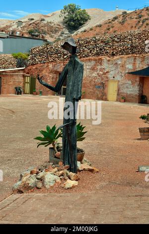 COOBER PEDY, SA, AUSTRALIA - 14 NOVEMBRE 2017: Scultura d'arte moderna di minatore opale nel villaggio minerario opale dell'Australia Meridionale, Foto Stock