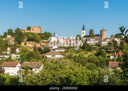 La città di Lindenfels in Odenwald con il castello, la fortificazione della città e la chiesa, Assia, Germania Foto Stock