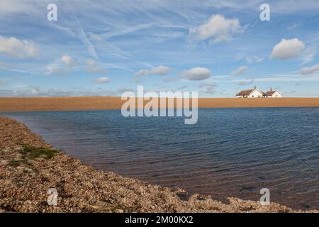 Spiaggia e laguna di Shingle Street Foto Stock