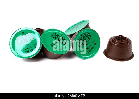 Jurmala, Lettonia - 11.19.2022: Aroma GOLD Coffee - Irish Cream. Capsula per caffè per Dolce gusto. Isolare Foto Stock