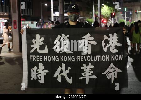 Sydney, Australia. 3rd dicembre 2022. I manifestanti si sono riuniti di nuovo accanto al Municipio di Sydney dopo il letale incendio del 24th novembre in un alto edificio nella capitale Xinjiang di Urumqi, che ha ucciso 10 persone per protestare per la libertà in Cina e contro il partito comunista cinese. Credit: Richard Milnes/Alamy Live News Foto Stock